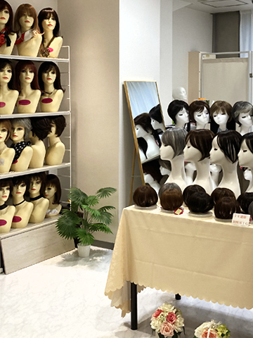 銀座サロン KAZUEウィッグには多数のウィッグ及び医療用ウィッグも取り扱っておりますので、お気軽にご相談ください。